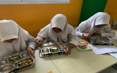 Dukung Generasi Emas, MTsN Kota Kupang Rutin Salurkan Makan Bergizi Gratis Berbasis Pangan Lokal